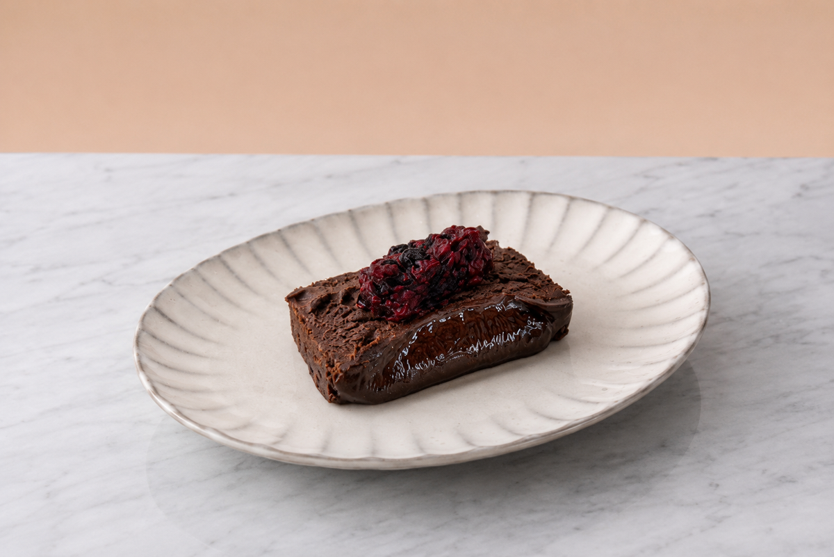 Chocolate cheesecake with forest berries 
